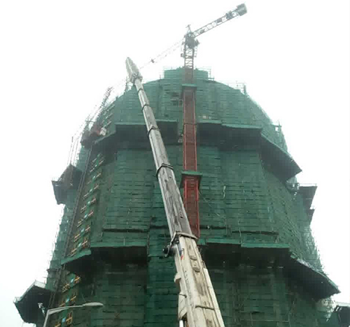 红旗吊车在工地上作业
